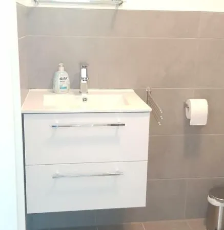 Schones 2-zimmer-appartment In Zentrum *